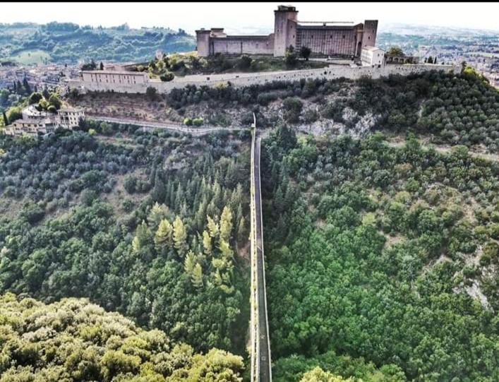 Sotto I Tetti Del Borgo Apartment สโปเลโต ภายนอก รูปภาพ