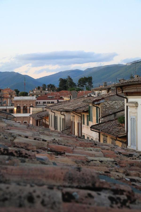 Sotto I Tetti Del Borgo Apartment สโปเลโต ภายนอก รูปภาพ